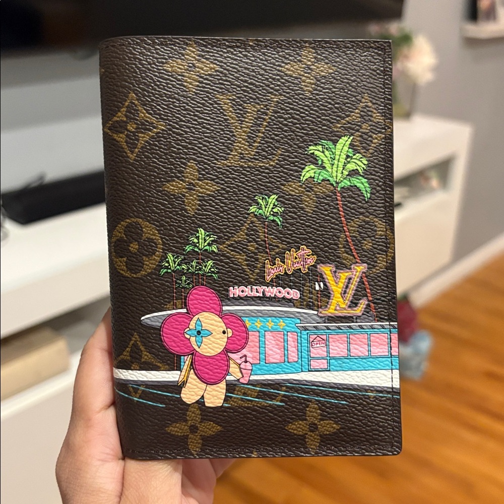 Louis Vuitton Black Monogram Passport Cover Christmas Animation 2021 - Picture 15 of 15